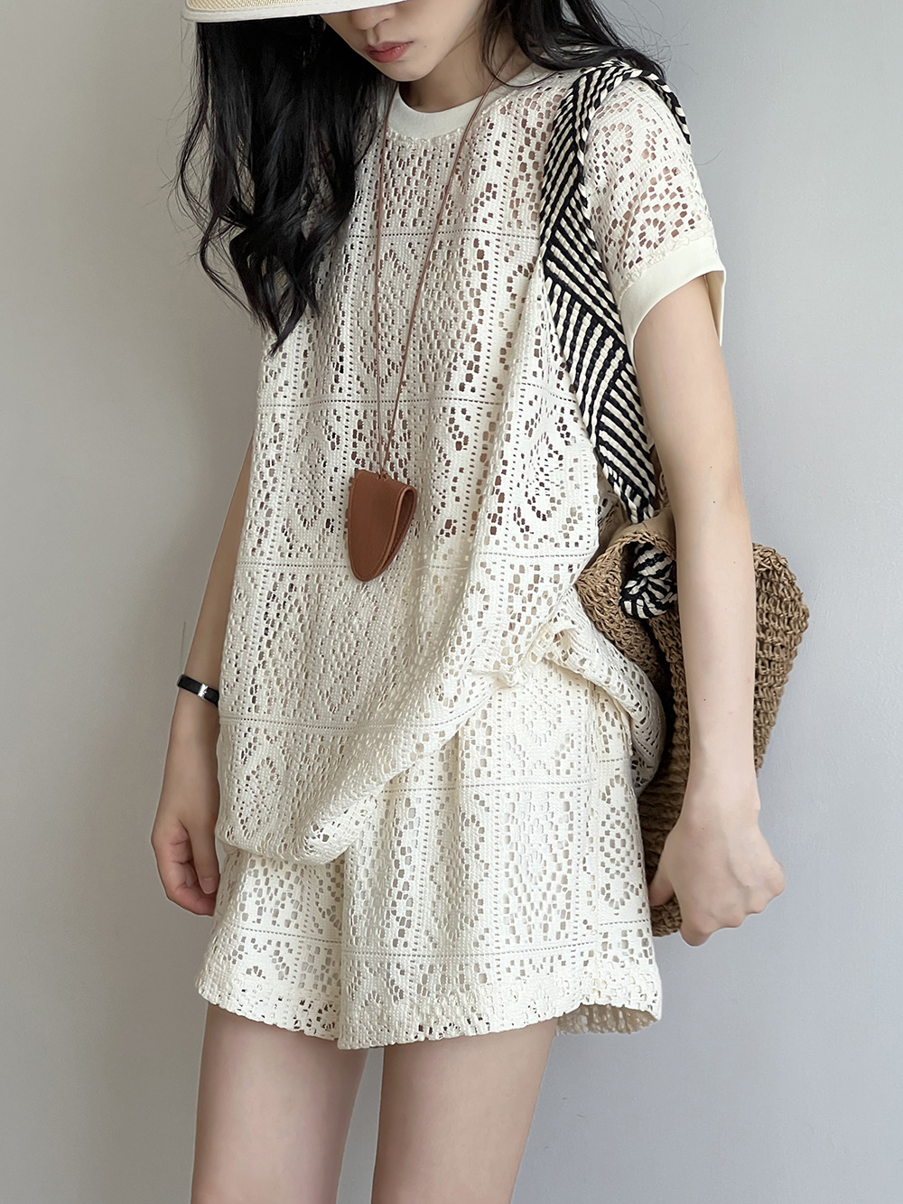 캐주얼 루즈핏 홀로우 아웃 세트 여성 여름 디자인 센스 라운드 넥 티셔츠 하이웨이스트 반바지