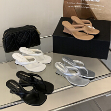 批发2026夏松弛感高跟凉鞋法式<b class='q'>简约</b>气质人字凉拖舒适百搭坡跟露趾女鞋