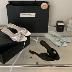 批发2026夏时尚露趾女鞋<b class='q'>简约</b>气质圆头绸缎凉鞋法式优雅金属扣猫跟拖鞋