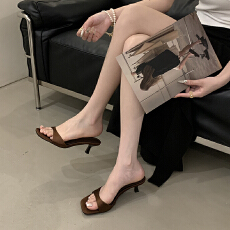 批发2026夏法式高级感<b class='q'>简约</b>拖鞋时尚百搭一字猫跟凉鞋绸缎方头露趾女鞋