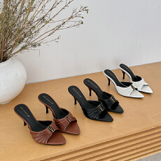 批发2026夏时尚露趾女鞋简约气质尖头褶皱凉鞋法式优雅金属扣细跟拖鞋