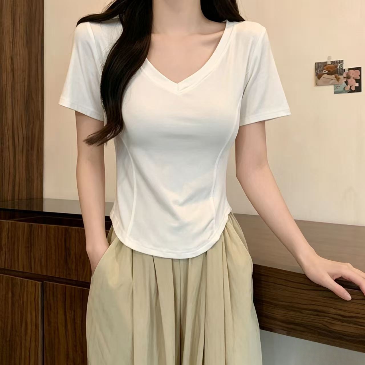 화이트 V넥 생선뼈 긍정적 인 어깨 슬림해 보이는 순면 반팔 티셔츠 여성 2026 여름 새로운 몸매 가꾸기 디자인 센스 맨위