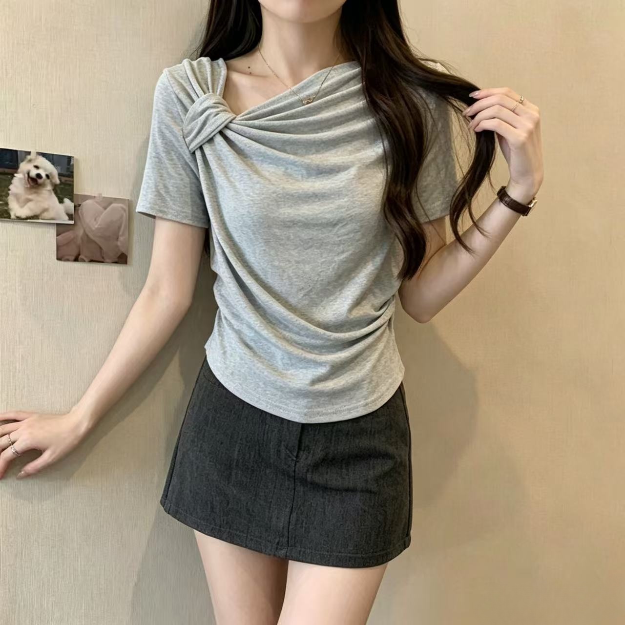 불규칙 비틀림 긍정적 인 어깨 반팔 티셔츠 여성 여름 작은 대중 디자인 센스 동정 쇼트 스타일 주름 꼬집기 허리 위로 의류