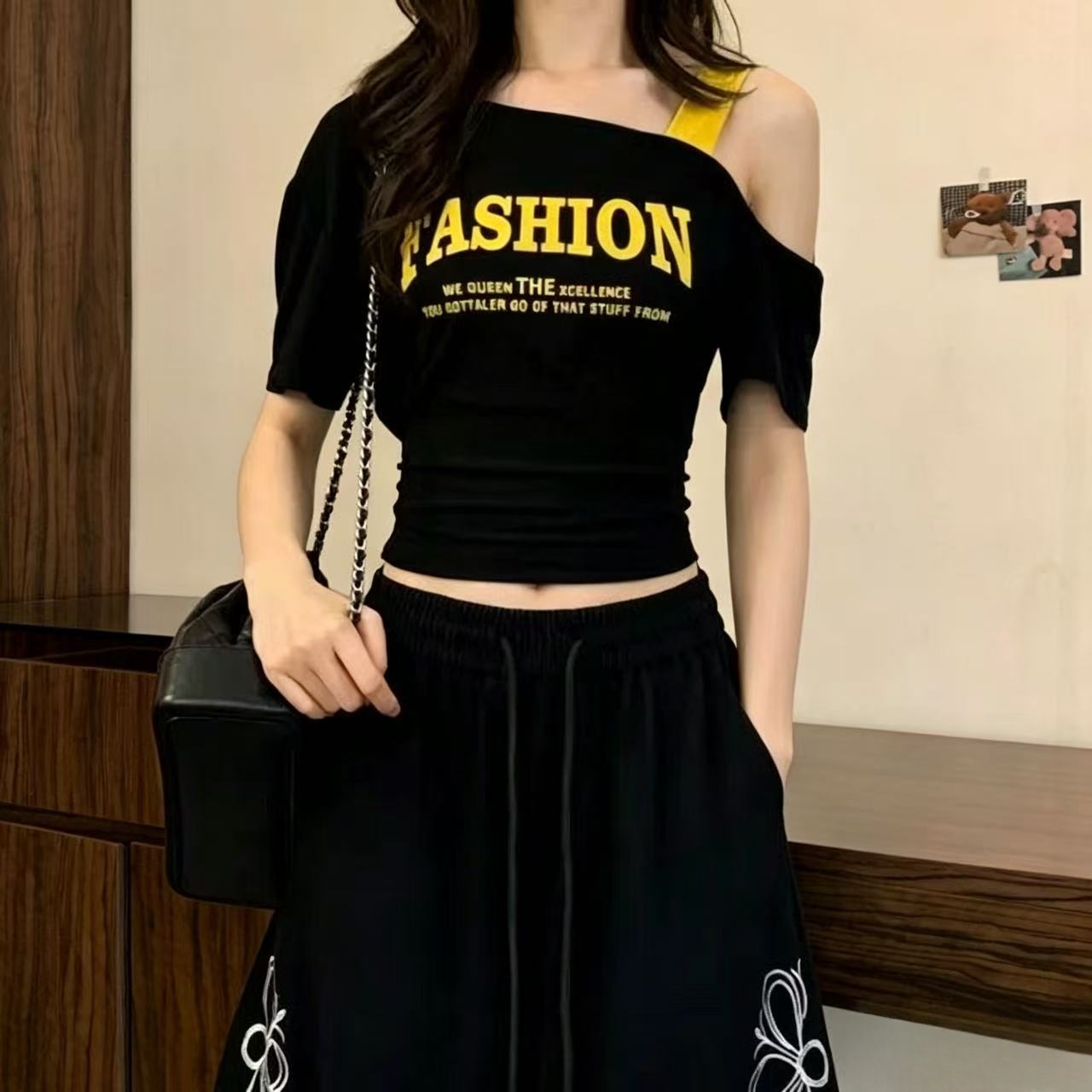여름 새로운 트렌디 여성 의류 패션 알파벳 프린트 오프숄더 디자인 센스 반팔 티셔츠 몸매 가꾸기 다용도 맨위