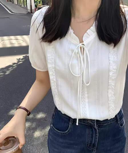 프랑스식 부드러운 바람 화이트 레이스 업 셔츠 여성용 짧은 소매 여름 한 부서 품격 연령 감소 V넥 셔츠 디자인 센스 맨위