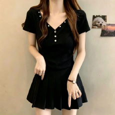 批发美式辣妹风铆钉黑色V领正肩短袖T恤女夏季2026<b class='q'>修身</b>高级感打底上衣