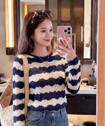 2026 가을 새로운 빛 럭셔리 패션 디자인 센스 풀오버 배색 스트라이프 홀로우 아웃 긴팔 니트 스웨터 여성 의류 맨위
