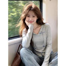 批发韩系穿搭灰色长袖T恤早秋季内搭外穿<b class='q'>打底衫</b>设计感小众收腰上衣女