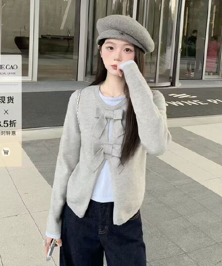 페이크 레이어드 2026 가을 겨울 새로운 디자인 센스 연령 감소 나비 매듭 스웨터 긴팔 풀오버 니트 스웨터 맨위