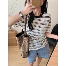 批发撞色<b class='q'>条纹</b>正肩短袖<b class='q'>针织衫</b>女夏设计感小众后背镂空圆领冰丝T恤上衣