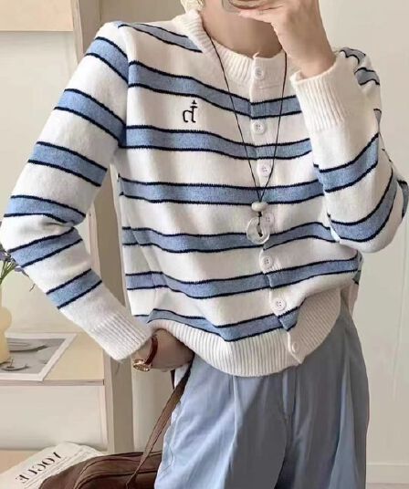 2026 년 가을 새로운 단추 Chic 연령 감소 스트라이프 슬림해 보이는 니트 오픈 가디건 여성 패션 다용도 슬림해 보이는 재킷
