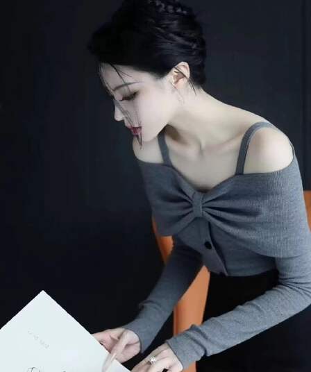 한 부서 분위기 센스 이른 가을 착용 가져 가라. 작은 대중 디자인 느긋한 바람 품격 아름다운 고급 센스 회색 오프숄더 니트 스웨터