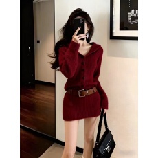 批发秋冬巨好看的法式红色翻领针织包臀<b class='q'>连衣裙</b>女2026新款高级感毛衣裙