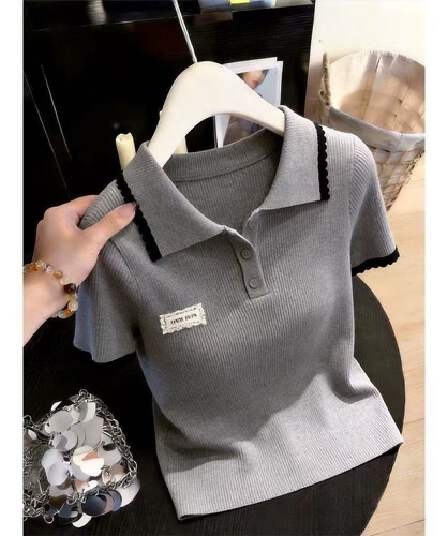 2026 여름 새로운 한국 스타일 회색 POLO 셔츠 슬림해 보이는 반팔 출퇴근 미니멀리즘 배색 슬림해 보이는 외국 가스 니트 스웨터