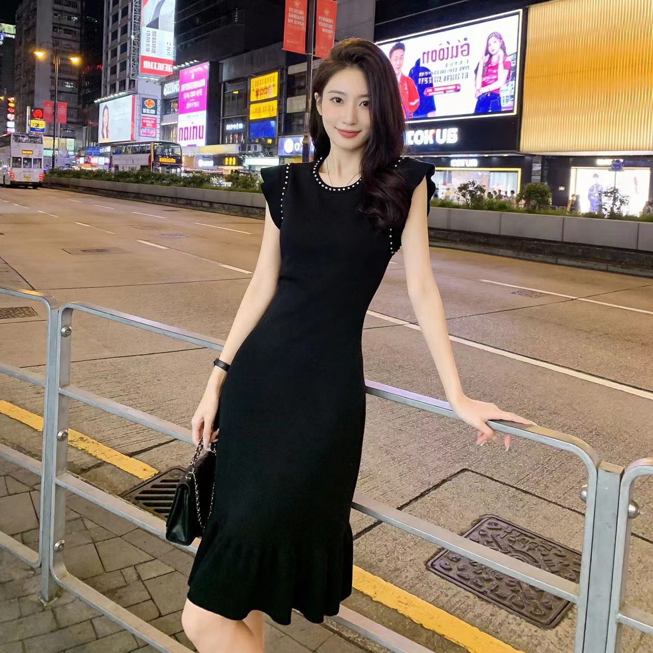 그는 벤 바람 검정색 인어 꼬리 스커트 여성 여름 새로운 품격 명문 여성 작은 샤넬 스타일 우아함 민소매 얼음 실크 니트 드레스