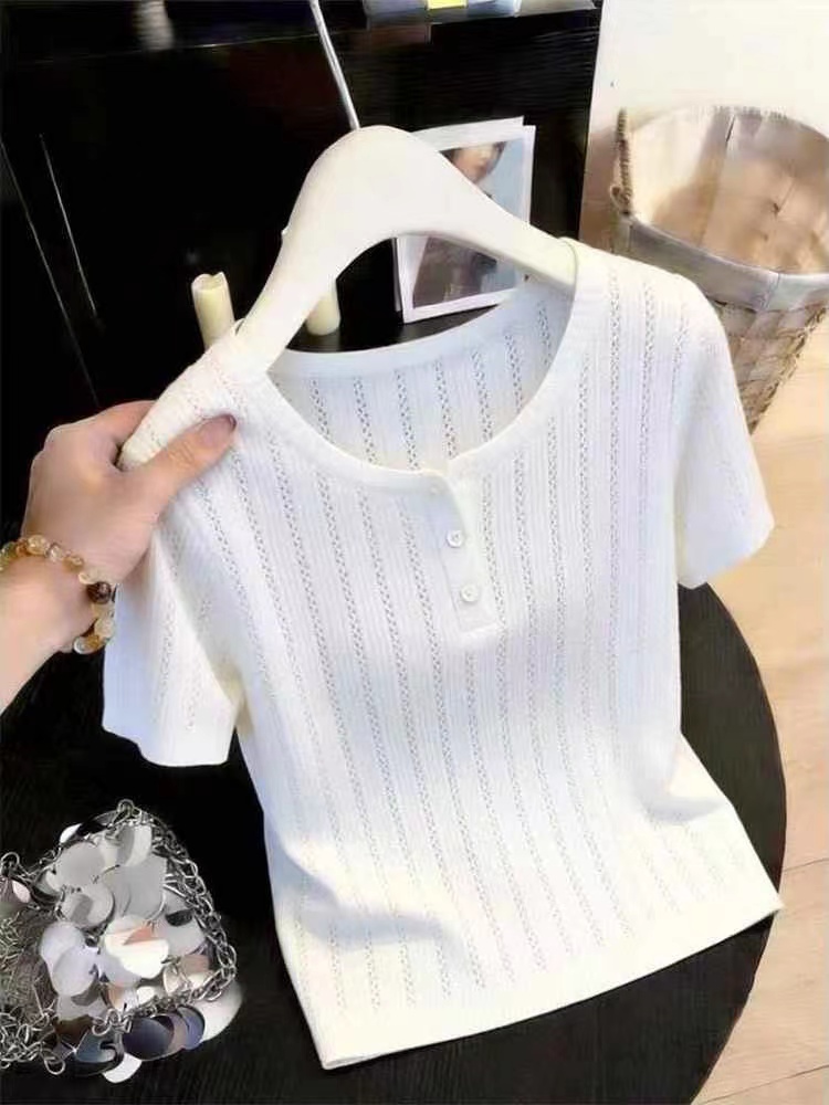 한 부서 홀로우 아웃 긍정적 인 어깨 반팔 티셔츠 여성 여름 2026 디자인 센스 몸매 가꾸기 슬림해 보이는 얼음 실크 니트 스웨터 쇼트 스타일 맨위