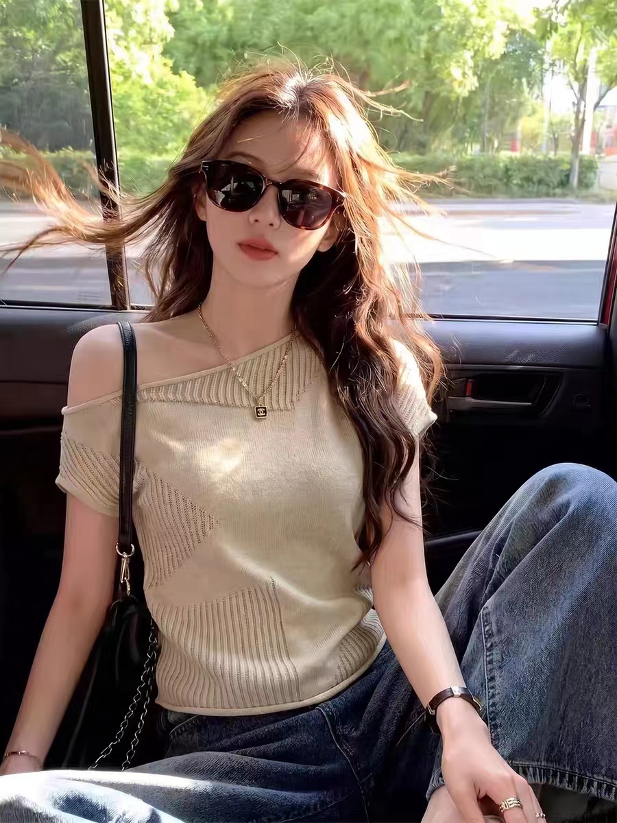 한 부서 미니멀리즘 단색 비스듬한 어깨 비대칭 반팔 니트 스웨터 여성 여름 새로운 품격 슬림해 보이는 디자인 센스 맨위