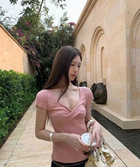 레드 맨 파빌리온 반팔 니트 스웨터 여자 2026 새로운 여름 핑크색 디자인 센스 고유 한 아름다운 그레이트 봐. 의류