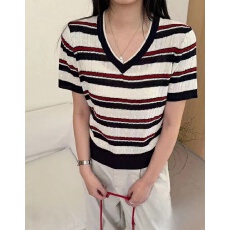 批发时尚拼色条纹V领短袖<b class='q'>针织衫</b>女2026新欧货显瘦减龄上衣潮