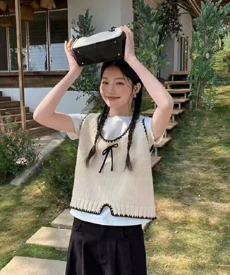 2026 년 가을 한 부서 달콤함 나비 매듭 조끼 라운드 넥 배색 니트 베스트 여성 짧은 스택 착용 기본 셔츠