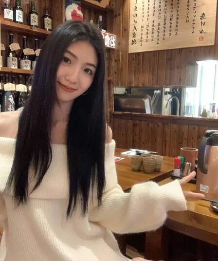 화이트 오프숄더 디자인 센스 작은 대중 우유 씽 하는 소리 부드러운 찹쌀 풀오버 스웨터 여자 가을 겨울 슈퍼 잘 생긴 니트 스웨터 맨위