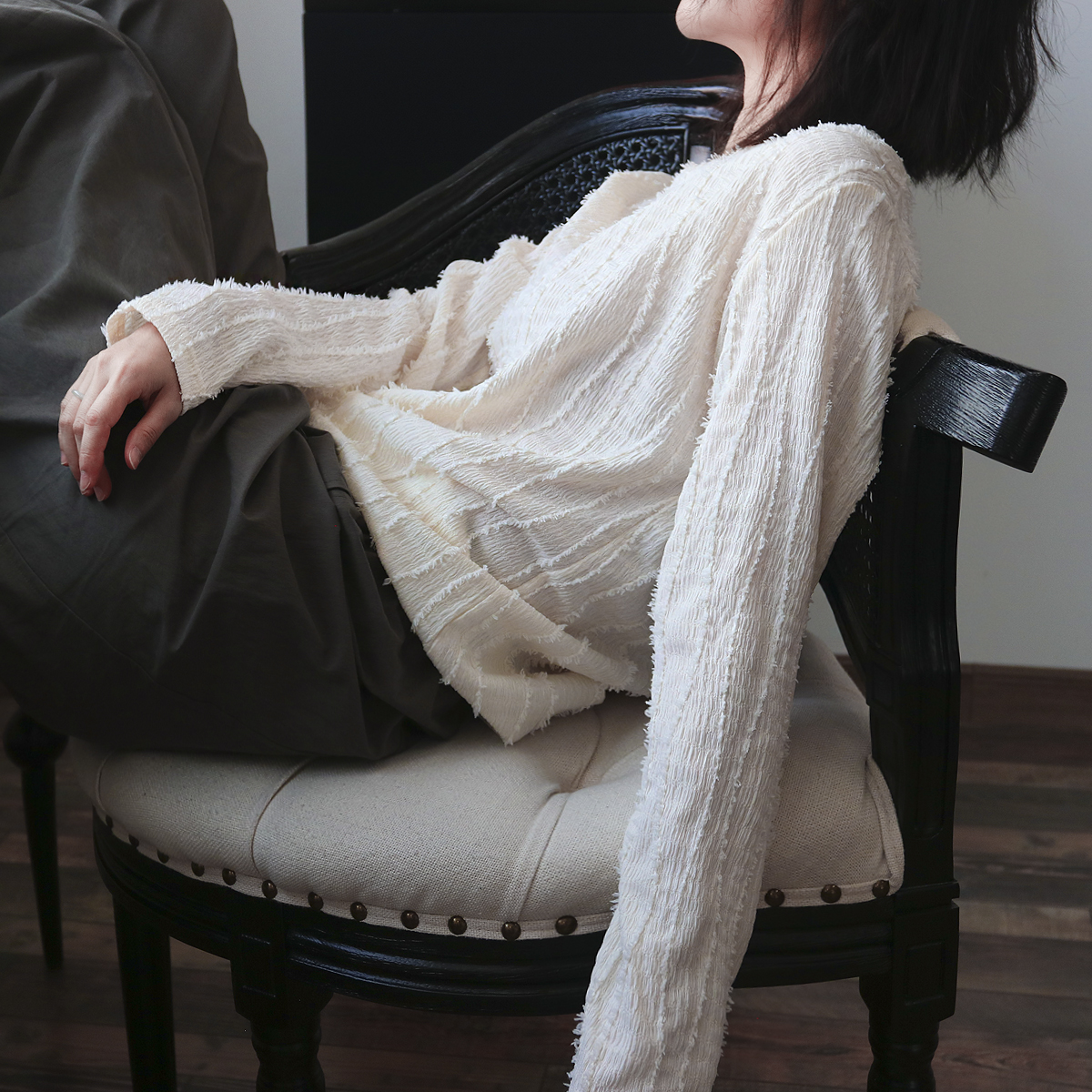 프랑스식 3 차원 무늬 긴팔 티셔츠 여성 2025 년 가을 새로운 고급 센스 인사이드 가져 가라. 기본 셔츠 맨위