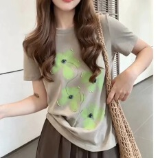 批发官图  大码<b class='q'>女装</b>夏新款潮流上衣女圆领花朵印花百搭显瘦短袖T恤