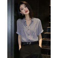 批发蓝色条纹Polo领短袖<b class='q'>衬衫</b>2026夏季新款<b class='q'>女</b><b class='q'>职业</b>减龄休闲上衣<b class='q'>衬衣</b>复古