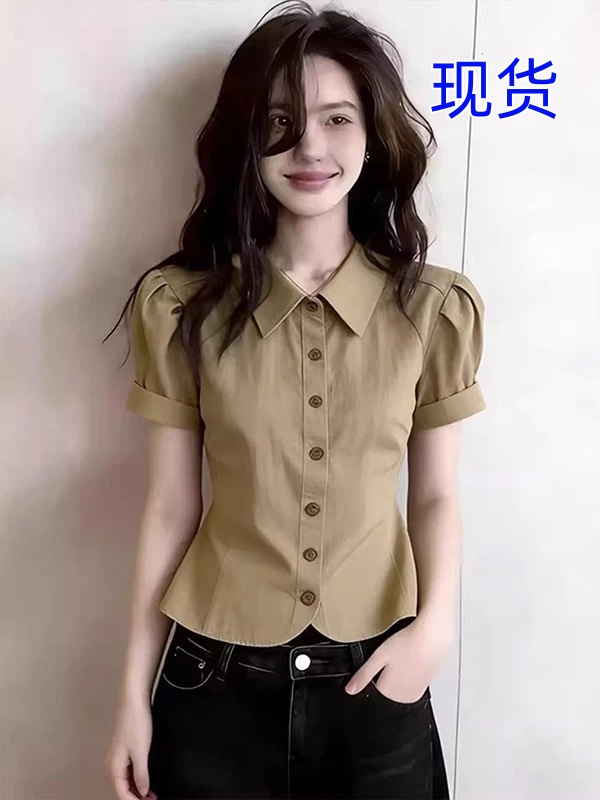 패션 2026 봄 여름 새로운 다용도 작은 대중 출퇴근 바람 몸매 가꾸기 슬림해 보이는 카키 색 폴로 칼라 반팔 셔츠 맨위