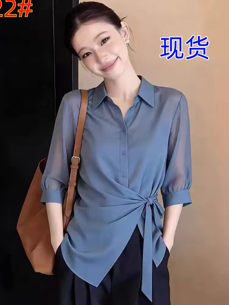 고급 센스 파란색 V넥 긍정적 인 어깨 쉬폰 반팔 여성 셔츠 2026 여름 새로운 다용도 스트랩 허리 수축 맨위