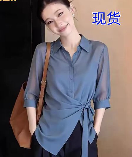 고급 센스 파란색 V넥 긍정적 인 어깨 쉬폰 반팔 여성 셔츠 2026 여름 새로운 다용도 스트랩 허리 수축 맨위