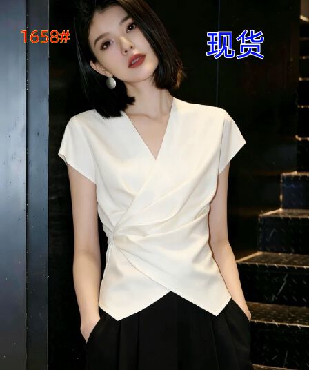 프랑스식 빛 럭셔리 베이지 색 V 넥 셔츠 여자 반팔 2026 새로운 품격 맨위 십자가 비틀림 기본 셔츠