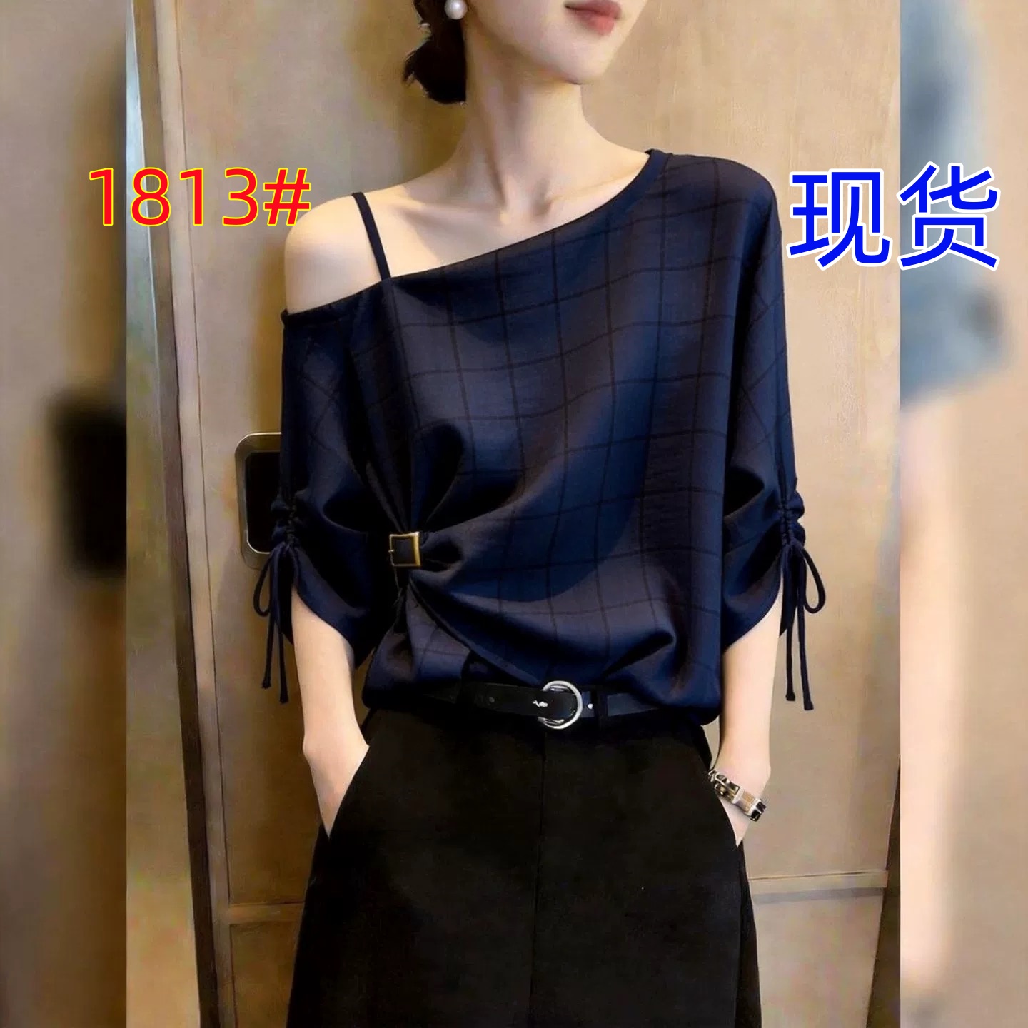 BY31238# 斜肩格子衬衫女夏季藏蓝色时髦洋气休闲绑带收腰上衣法式别致高端  服裝批發女裝批發服飾貨源