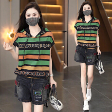 批发时尚个性<b class='q'>套装</b>女 夏季新款条纹<b class='q'>印花</b>短袖T恤阔腿牛仔短裤两件
