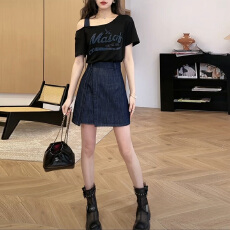 批发韩版时尚设计感<b class='q'>套装</b>女2026年夏季新款<b class='q'>印花</b>T恤配深色半身裙子