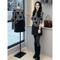 批发秋冬季一整套穿搭女2026新款法式爱心长袖<b class='q'>针织衫</b>高腰短裙两件套装