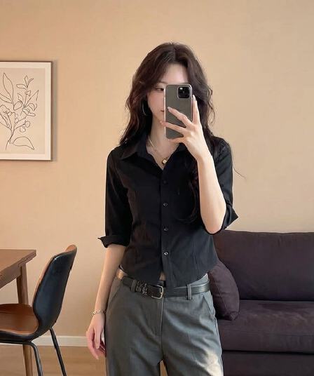 2026 여름 새로운 슬림해 보이는 세련된 빛 직업 바람 출퇴근 폴로 칼라 여성 셔츠 품격 중간 소매 셔츠