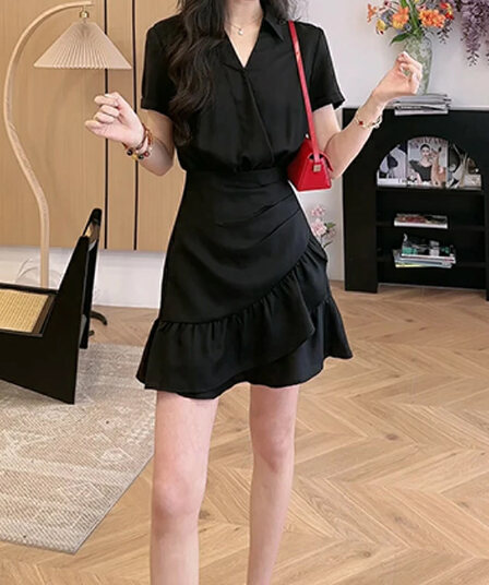 꼬집기 허리 슬림해 보이는 프릴 불규칙 밑단 절묘한 바람 드레스 2026 여름 새로운 트렌드 단색 치마