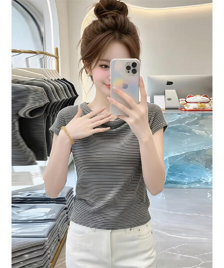 배색 트렌드 스트라이프 긍정적 인 어깨 반팔 티셔츠 여성 여름 2026 새로운 디자인 센스 패치워크 슈퍼 화재 연령 감소 맨위