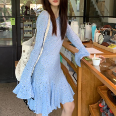 批发香朵儿方领波点印花荷叶边<b class='q'>喇叭袖</b>收腰鱼尾<b class='q'>连衣裙</b>温柔气质2026新款