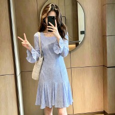 批发香朵儿方领波点印花荷叶边<b class='q'>喇叭袖</b>收腰鱼尾<b class='q'>连衣裙</b>温柔气质2026新款