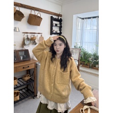 批发实拍。圆领花边打底T恤+牛角扣慵懒针织毛衣外套+灯芯绒阔腿裤