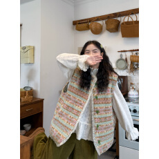 批发实拍。彩色条纹羊羔马甲+花边拼接蕾丝打底+裤子