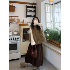 批发实拍。花边长袖打底T恤+宽松复古羊羔马甲+裤子