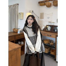 批发实拍。花边长袖打底T恤+撞色格子针织马甲+毛呢裤