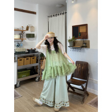 批发实拍。立体花朵吊带背心裙+短袖打底T恤+绣花牛仔裤