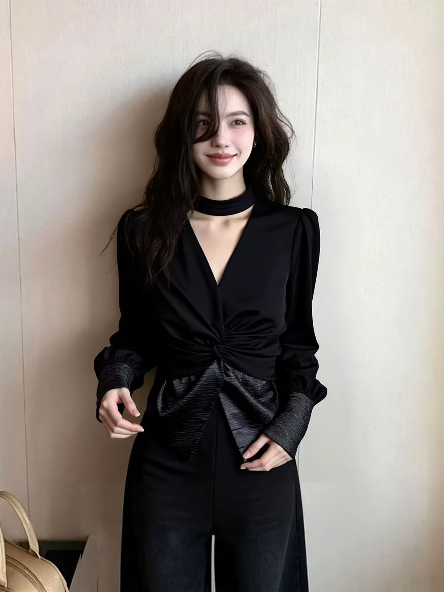 검정색 V넥 허리 수축 긴팔 여성 셔츠 2026 봄 새로운 다용도 외국 가스 세련된 꼬집기 허리 디자인 센스 맨위