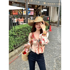 批发塞纳花房荷叶边 V 领花朵蕾丝<b class='q'>小衫</b>