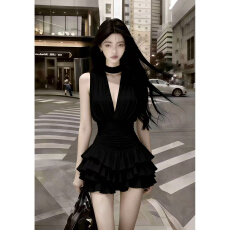 批发时尚高级感纯欲风黑色深V领褶皱设计感<b class='q'>长袖</b>收腰漂亮出片连衣裙女