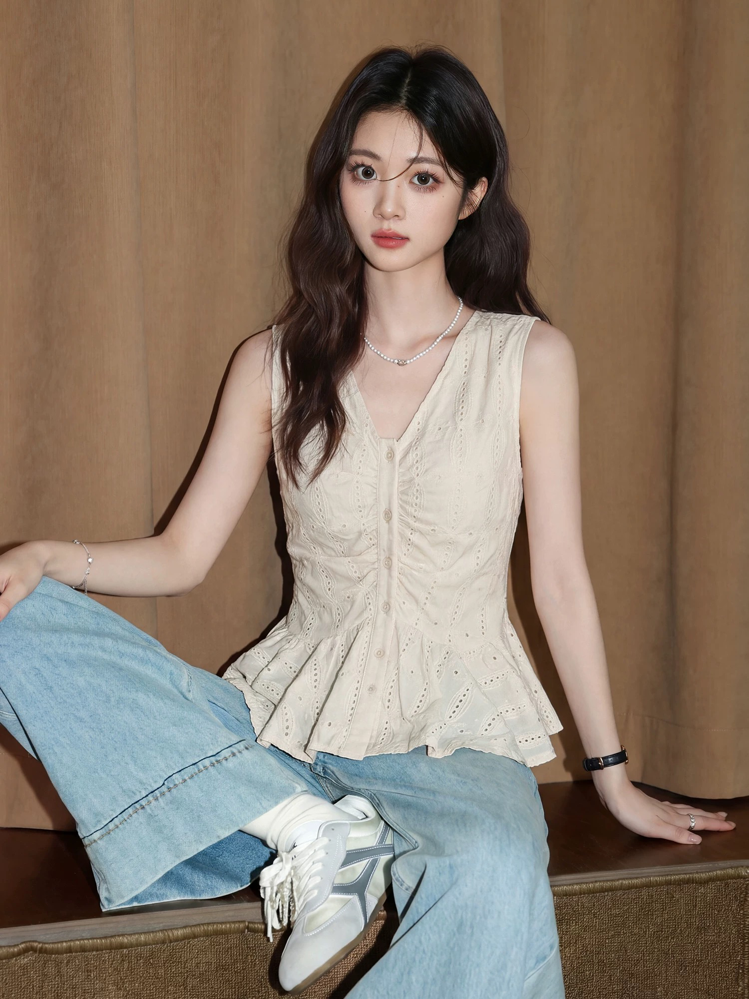 프랑스식 V넥 캐미솔 2026 여름 새로운 홀로우 아웃 디자인 센스 허리 수축 민소매 외출용 쇼트 스타일 맨위
